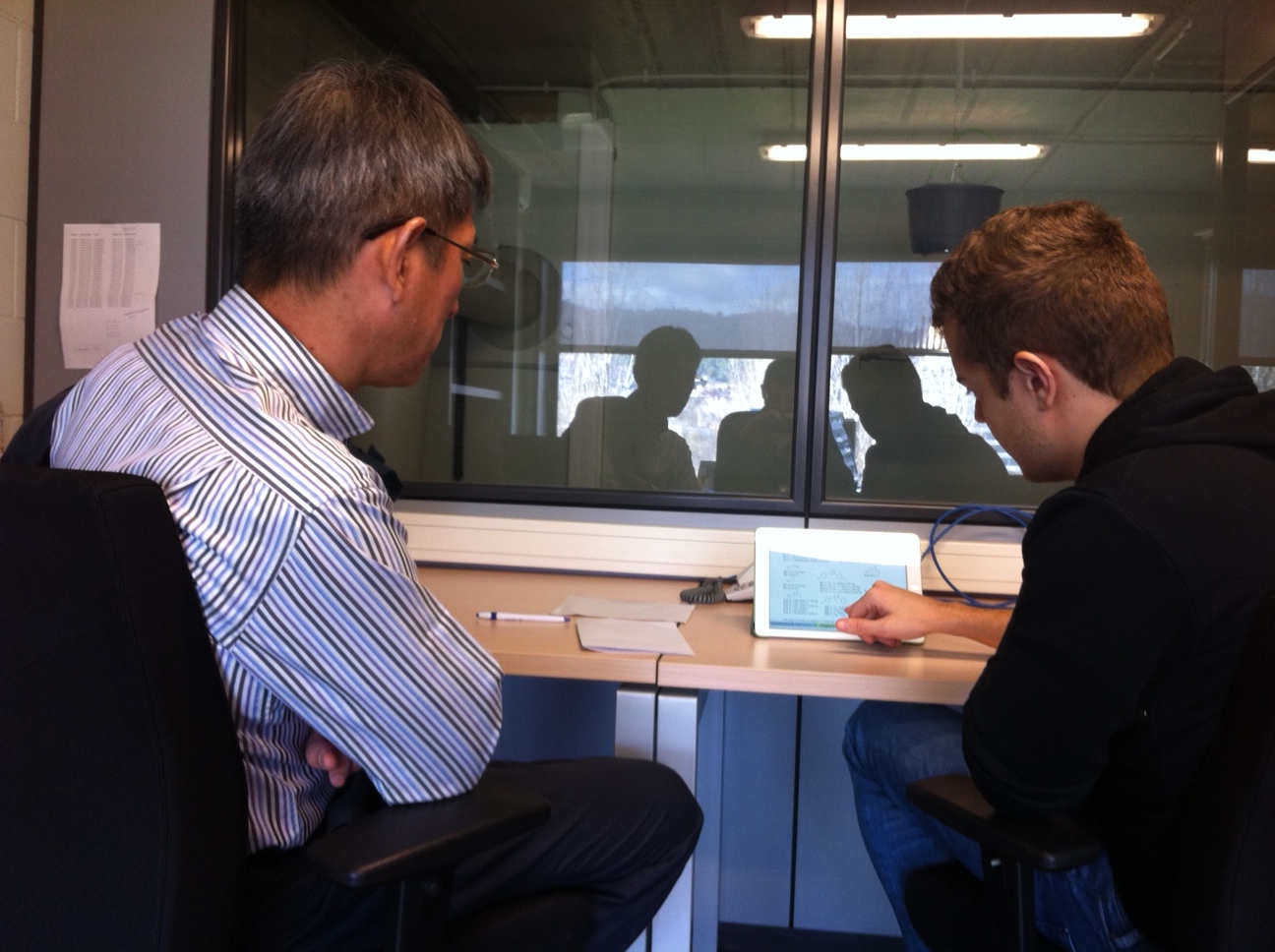 Prof. Ken Sakai discussing with IQCC members